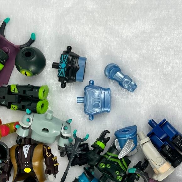 Roblox Action Figure Parts Lot 30+ Pc Bodies Armor Heads Weapons Accessories Mix - Picture 3 of 4